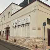 Prima di entrare una curiosit�. La chiesa dello Spirito Santo � �dotata� di una cinema: si tratta del Piccolo, aperto nel 1999 in via Giannone